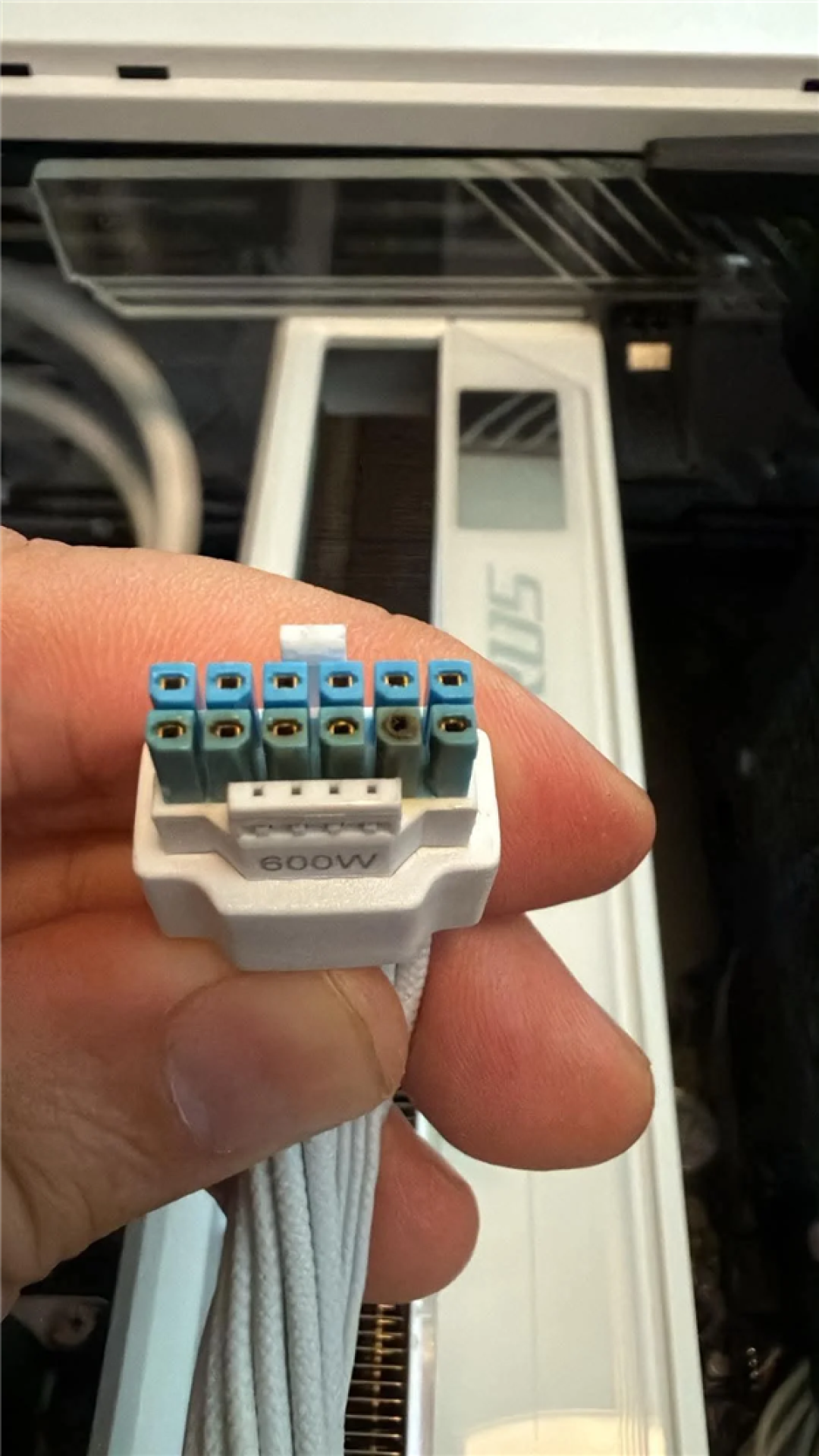 RTX 5090又烧了！玩游戏时突发黑屏：12V-2x6接口直接熔化