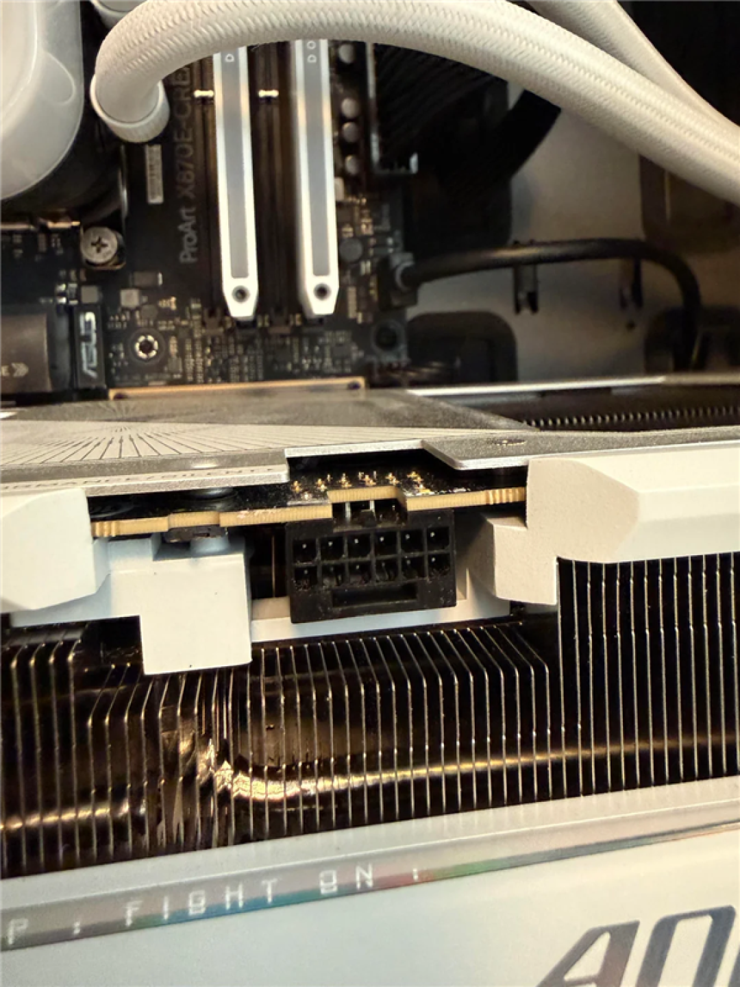 RTX 5090又烧了！玩游戏时突发黑屏：12V-2x6接口直接熔化