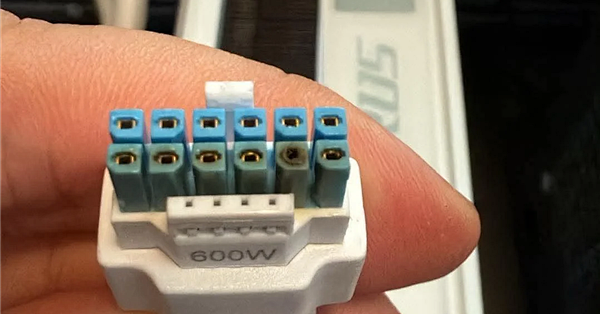RTX 5090又烧了！玩游戏时突发黑屏：12V-2x6接口直接熔化