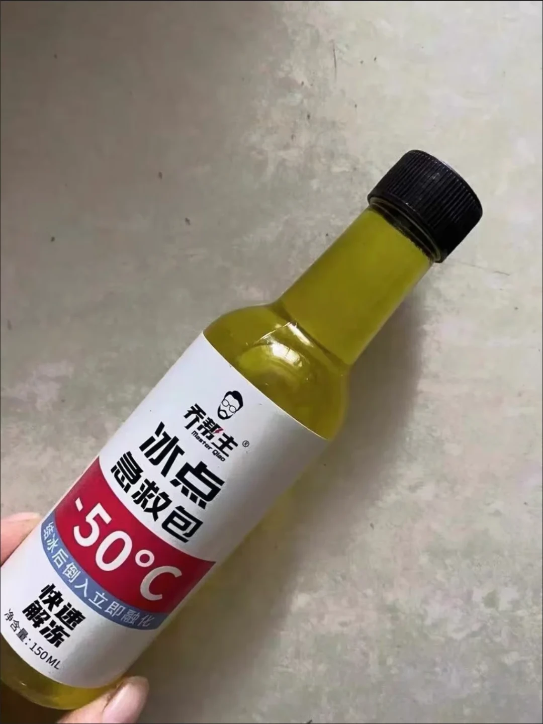 雨刮换了还刮不净?老车的病多在油膜和摇臂,先泼盆水分清
