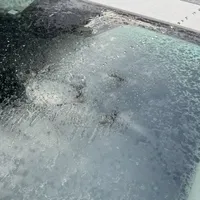 老车雨刮跳刮、刮不净？先往玻璃上浇杯水，可能省下几百冤枉钱
