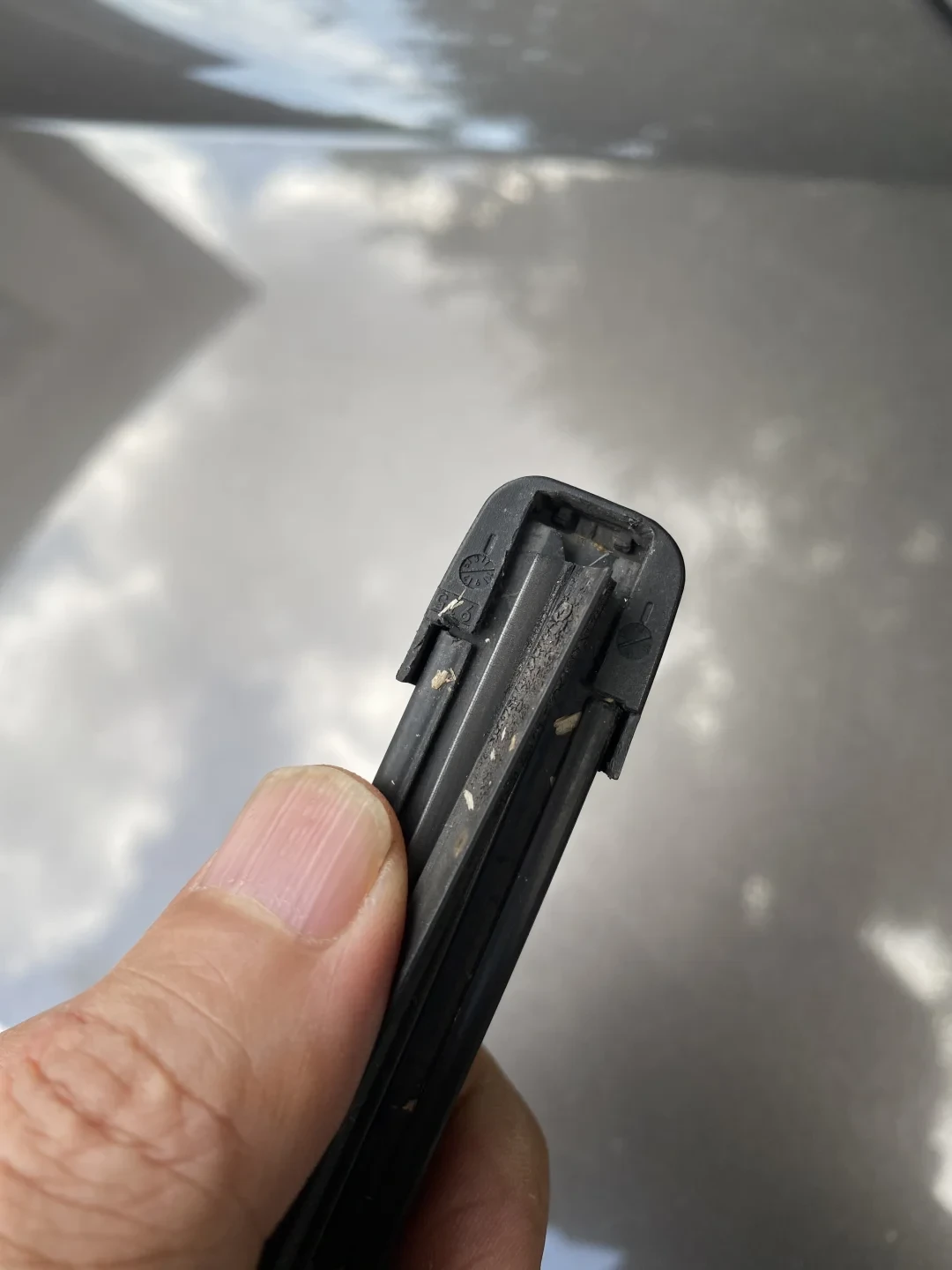 老车雨刮跳刮、刮不净？先往玻璃上浇杯水，可能省下几百冤枉钱