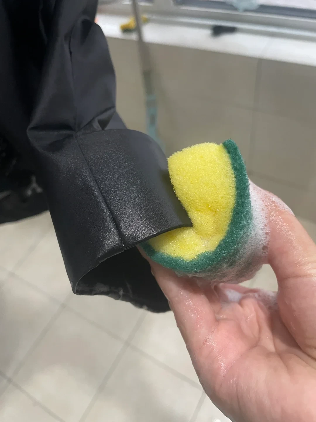 冲锋衣吸水≠报废:怕的不是洗衣机,是柔顺剂和