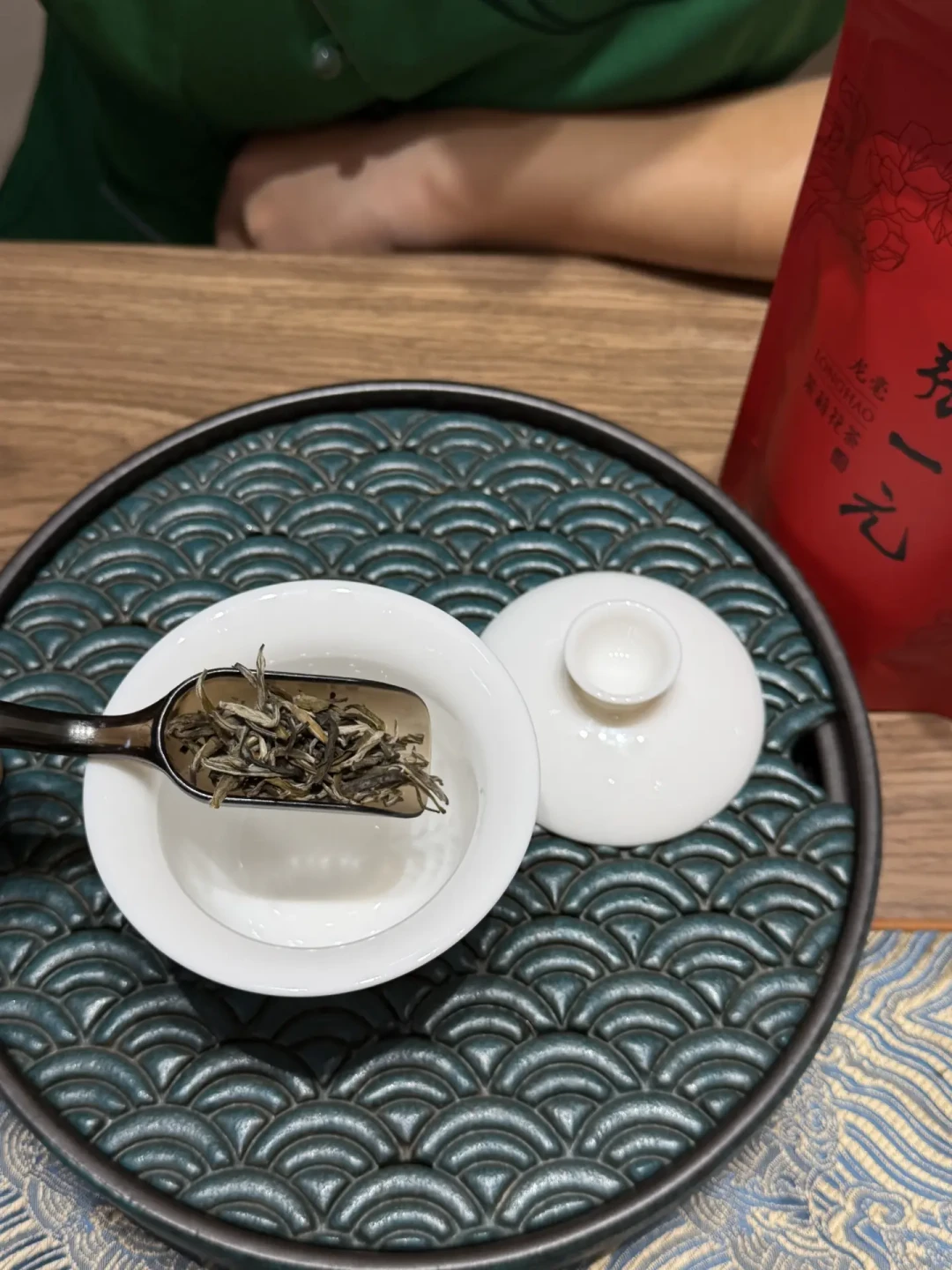 张一元首页刷到的“不烧心”是红果来的梗:门店号点名4款“闭眼入”,先把梗和克单价这两笔账分开摊开
