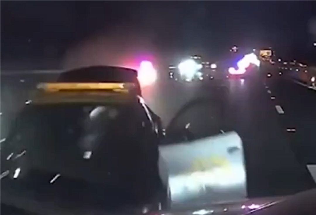 美国男子开特斯拉FSD后睡觉撞警车:两名巡警重伤送医