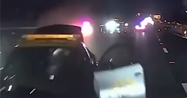 美国男子开特斯拉FSD后睡觉撞警车：两名巡警重伤送医