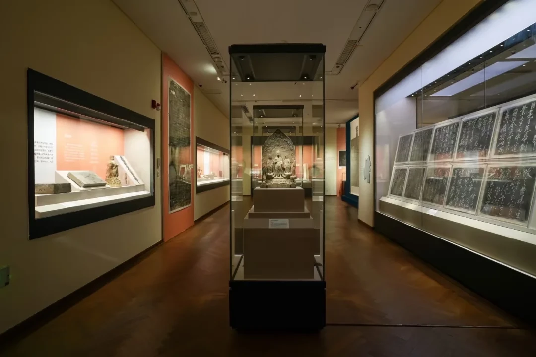 「首博开到22点就关」撞上「盐博埃及展闭展日周一不闭馆48元尾票」:闭展周末的赶末班车党,先把排期、扑空、尾票这三本账对完