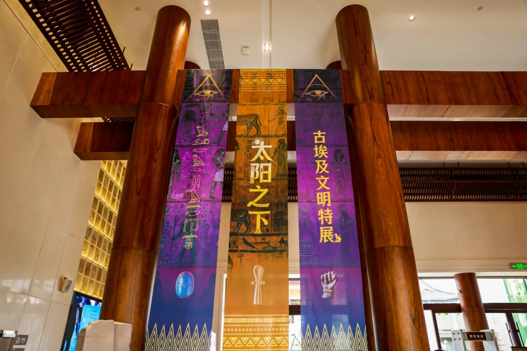 「首博开到22点就关」撞上「盐博埃及展闭展日周一不闭馆48元尾票」:闭展周末的赶末班车党,先把排期、扑空、尾票这三本账对完