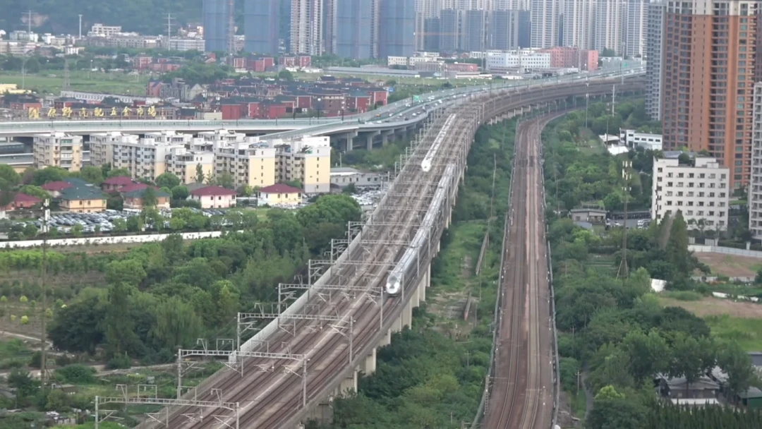 禁飞通告按“一场活动”一份发:乌兰察布写了击落、榕江连航拍都禁、桐乡提前两周公告——我把本周 7 城通告、公安部铁路案例和两份传唤实录逐条对了一遍——秋天出游的飞手,起飞前先把这三本账对完