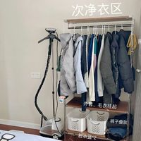 一半晒「4米架子1108、带门总价5516」，一半哭「架子2300、折叠门报价1.7万」：翻完小红书知乎170多条金属衣柜帖和5条热帖3000多条评论，先把品牌客服模板刷屏、单品牌软文和城市SEO稿筛掉，对着京东10月12日已开闸、10月20日晚8点天猫双11开卖、冬衣上架第一次满载实测，我把架子门墙的真分界、400块到2万的三本账和下单前必钉死的5件事理清了