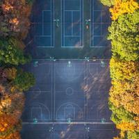 周末一打球，膝盖跟腱轮流报警？这笔债是平时久坐五天欠下的：每周两次、每次20分钟，把急停、变向、起跳的本钱补上