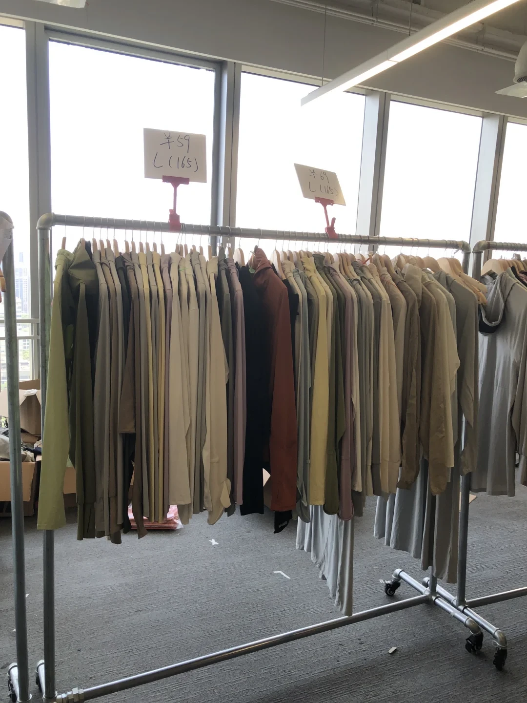 蕉下内购开到深圳罗湖24楼:气绒服499砍到129,但请假去冲之前,先过预约、限购、微瑕、代购这四道坎