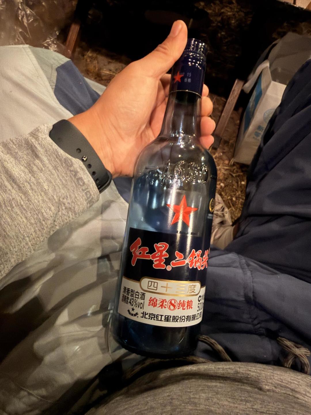 白牛二已不算白酒：牛栏山营收腰斩时，红星蓝瓶正挤进销量前十