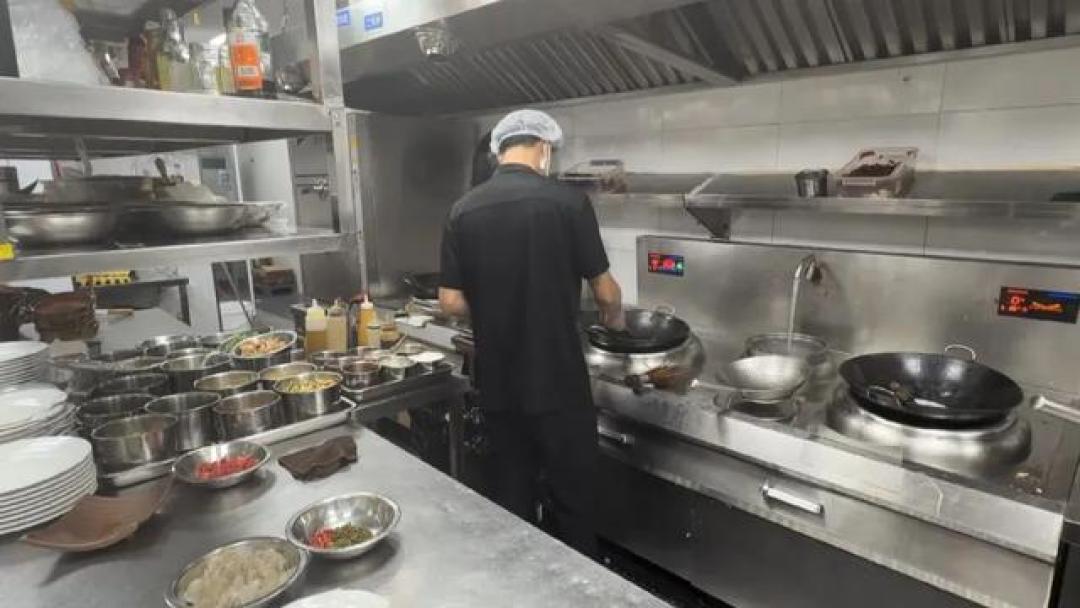 那家“炒菜录音”的店可能被冤枉了，但你信的锅气已经塌了