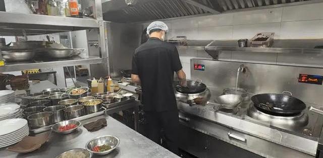 那家“炒菜录音”的店可能被冤枉了，但你信的锅气已经塌了