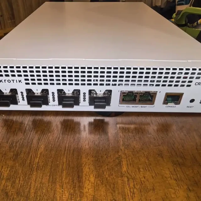 实测千元级400G交换机：芯片正经、功耗60W，劝退点在光模块和风扇