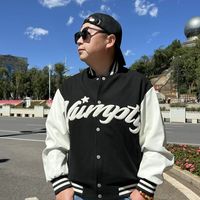太平鸟棒球服与浅色牛仔裤搭配解析