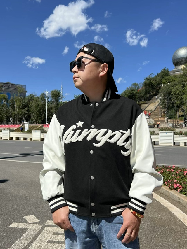 太平鸟棒球服与浅色牛仔裤搭配解析