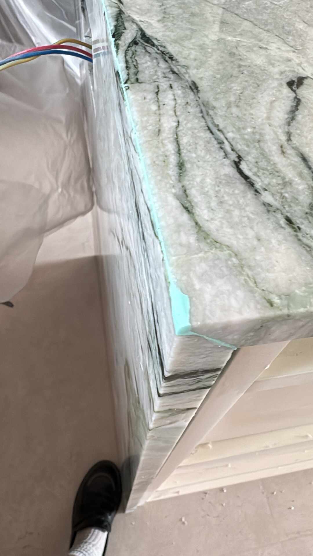 岛台翻车集中在“餐岛一体”:对完两平台42条岛台帖和3篇翻车帖评论区,分水岭不是厨房大小,而是过道90和腿位30这两个数