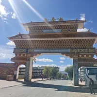 把"必须硬派越野"打回实测的，是一台台轿车：11月川西租车季，先对路线查路况分级，再把雪、差价、会不会用三笔账算完