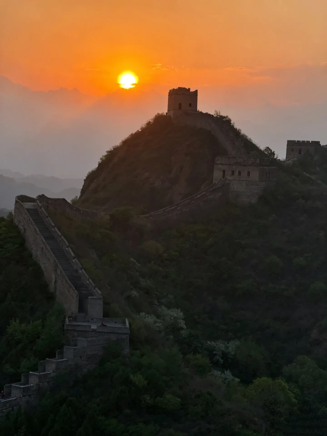 今天雾锁了金山岭,明天他们说大晴天:霜降前最后一场长城云海,可能就在这个周日上午