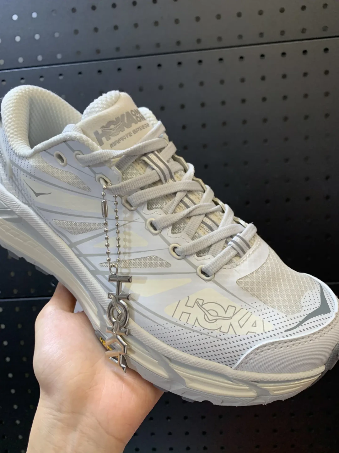 为啥今年走到哪儿都是HOKA？签了明星、跑了武夷，还在开店