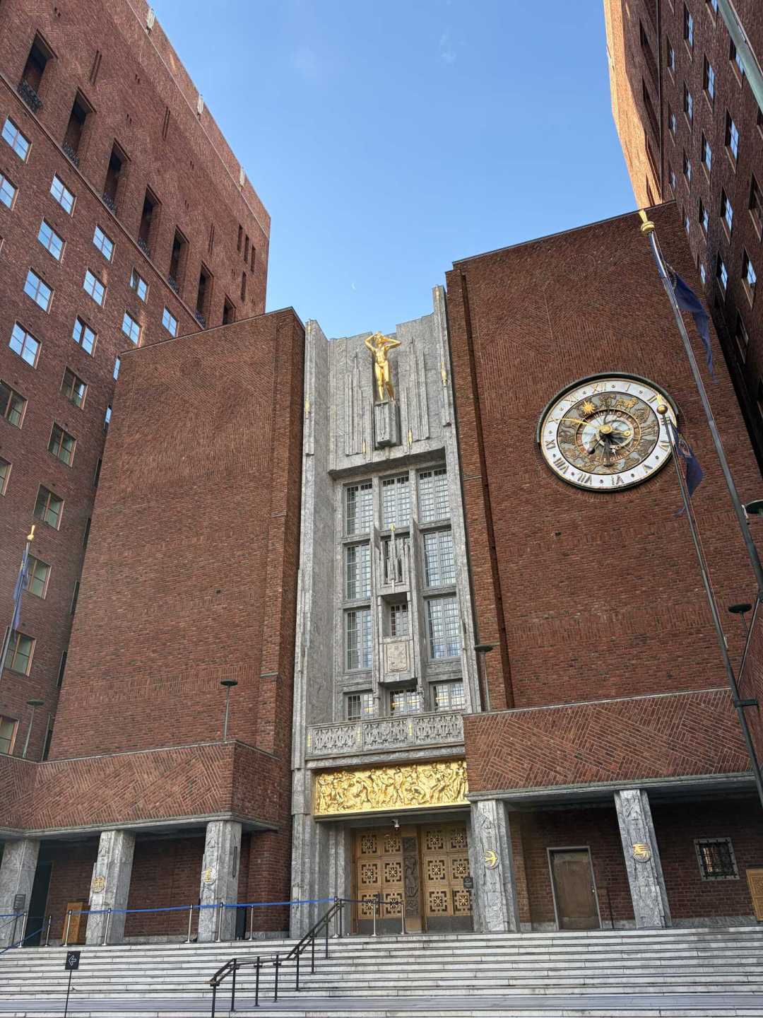 科学奖靠解读看懂，和平奖靠吵架看明白：今年争议最大的那个诺贝尔奖，我把8天的线报一次捋清