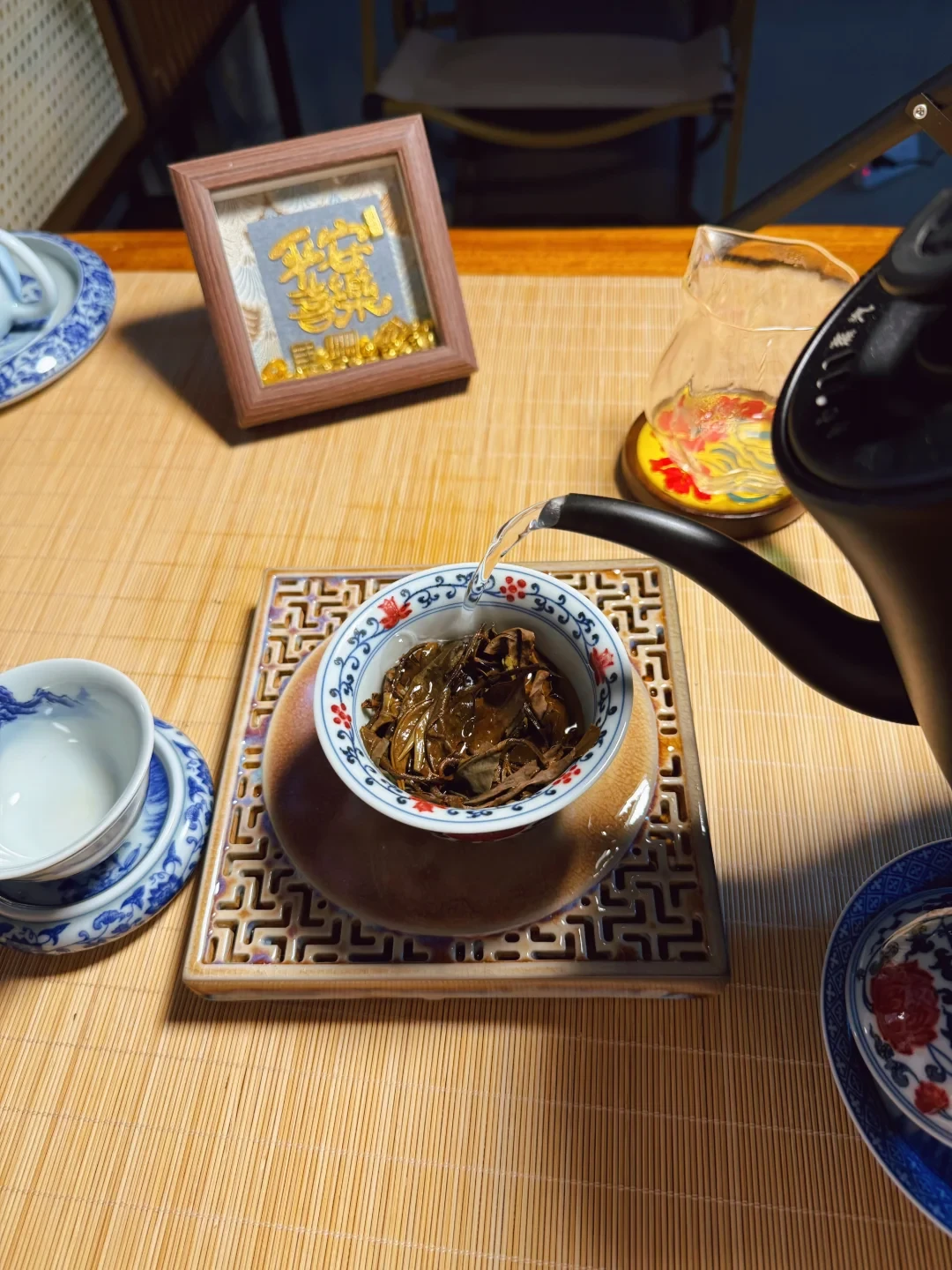 在家泡茶总比店里差一口气?扒了全网近百篇冲泡讨论,差距真不在手艺,在这4个变量