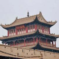 嘉峪关下了一场2026年的头场雪，顺带把长城旁边那个"世界遗产"聊明白：想周末冲的，先把四笔账算完