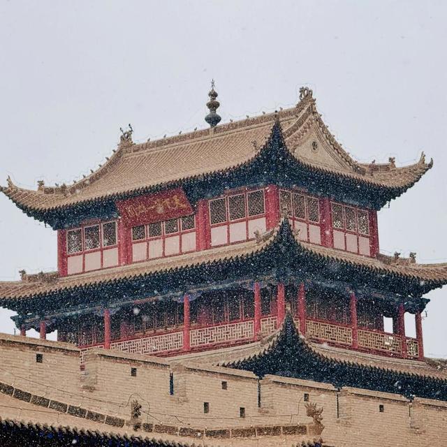 嘉峪关下了一场2026年的头场雪，顺带把长城旁边那个"世界遗产"聊明白：想周末冲的，先把四笔账算完