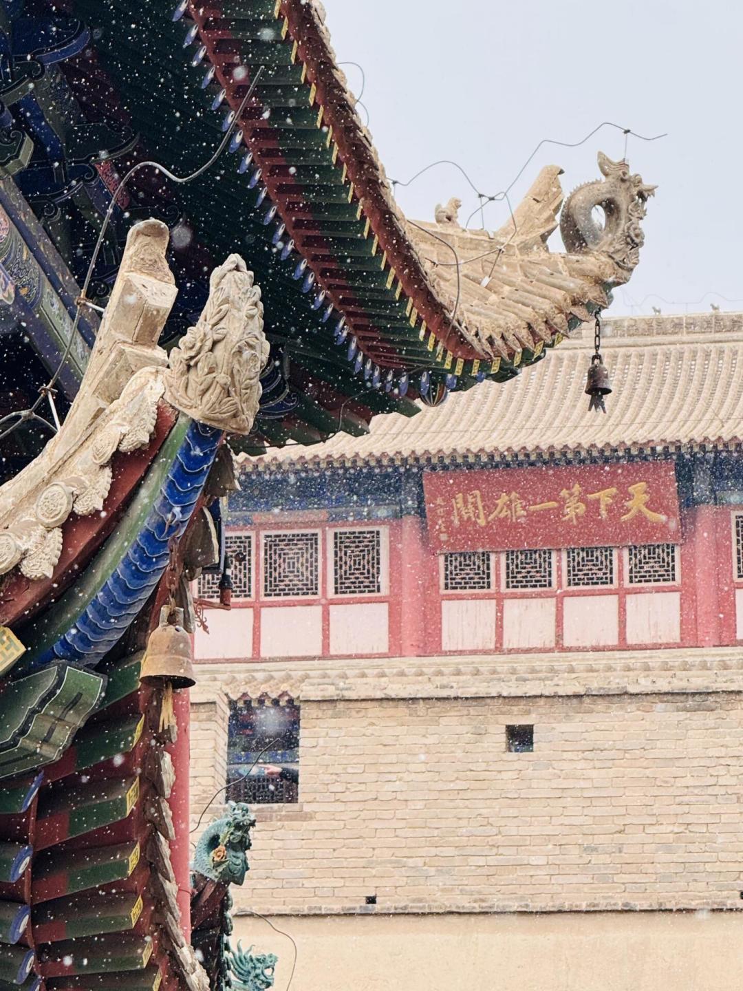 嘉峪关下了一场2026年的头场雪,顺带把长城旁边那个