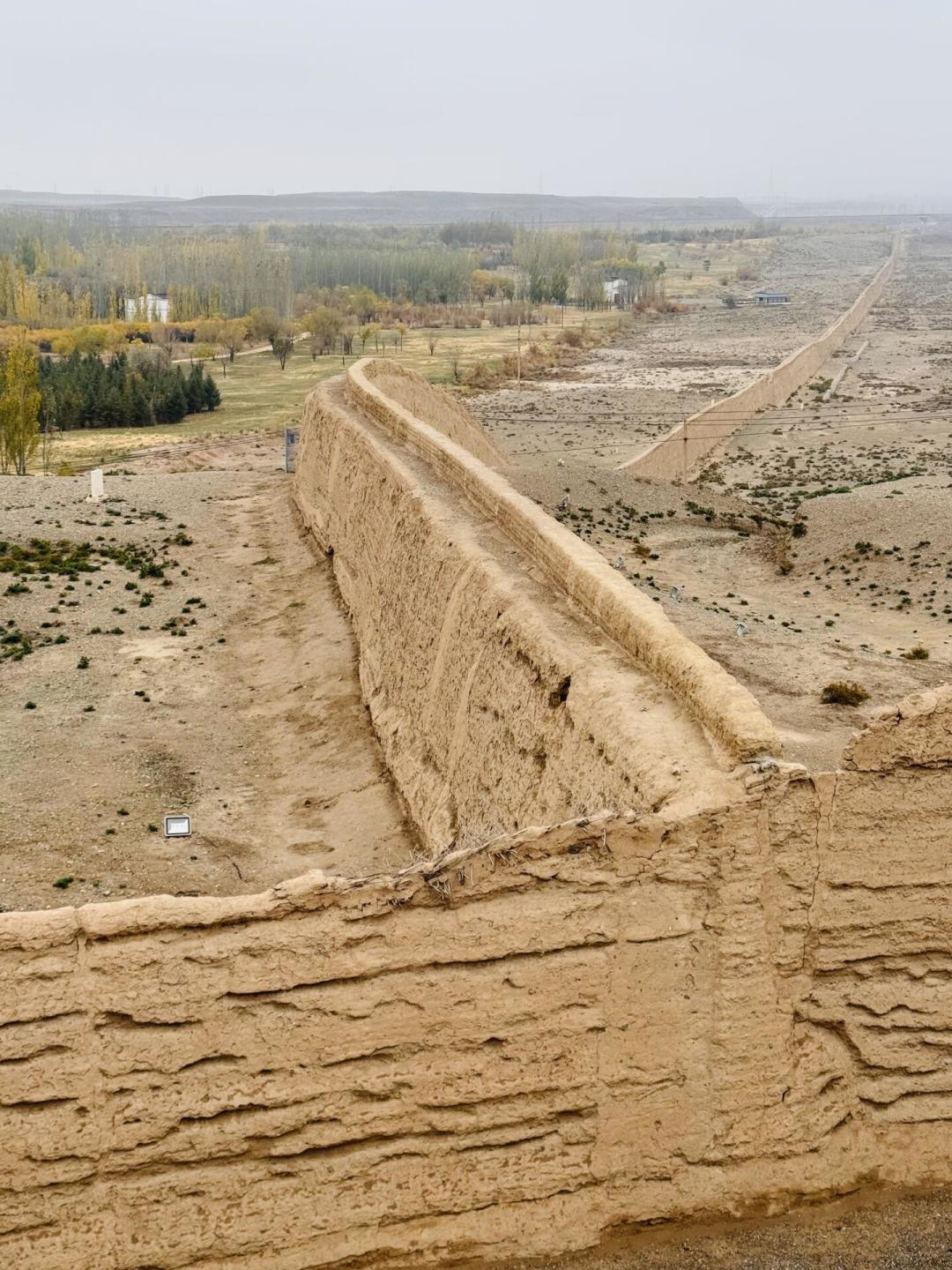 嘉峪关下了一场2026年的头场雪,顺带把长城旁边那个