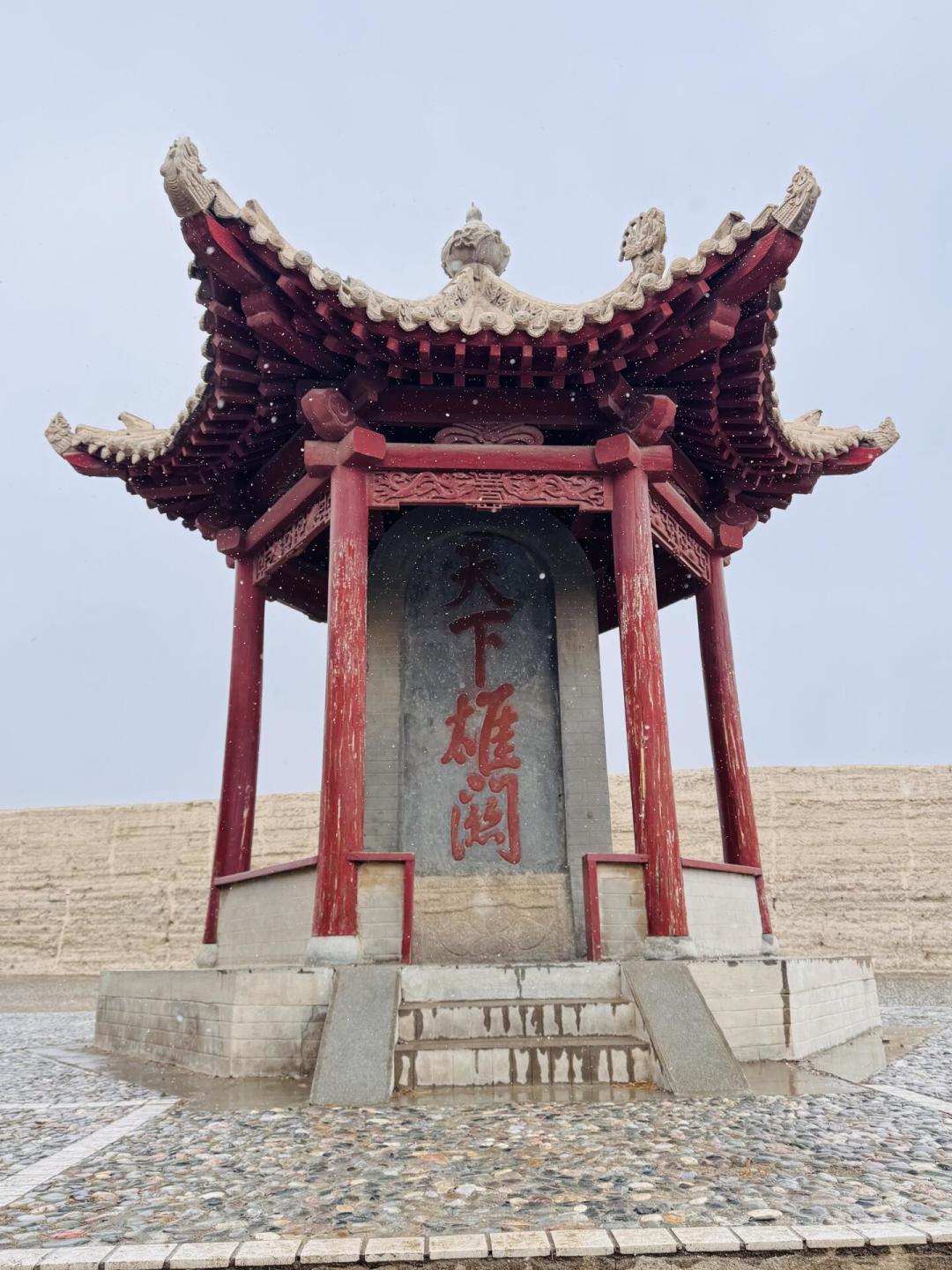 嘉峪关下了一场2026年的头场雪,顺带把长城旁边那个