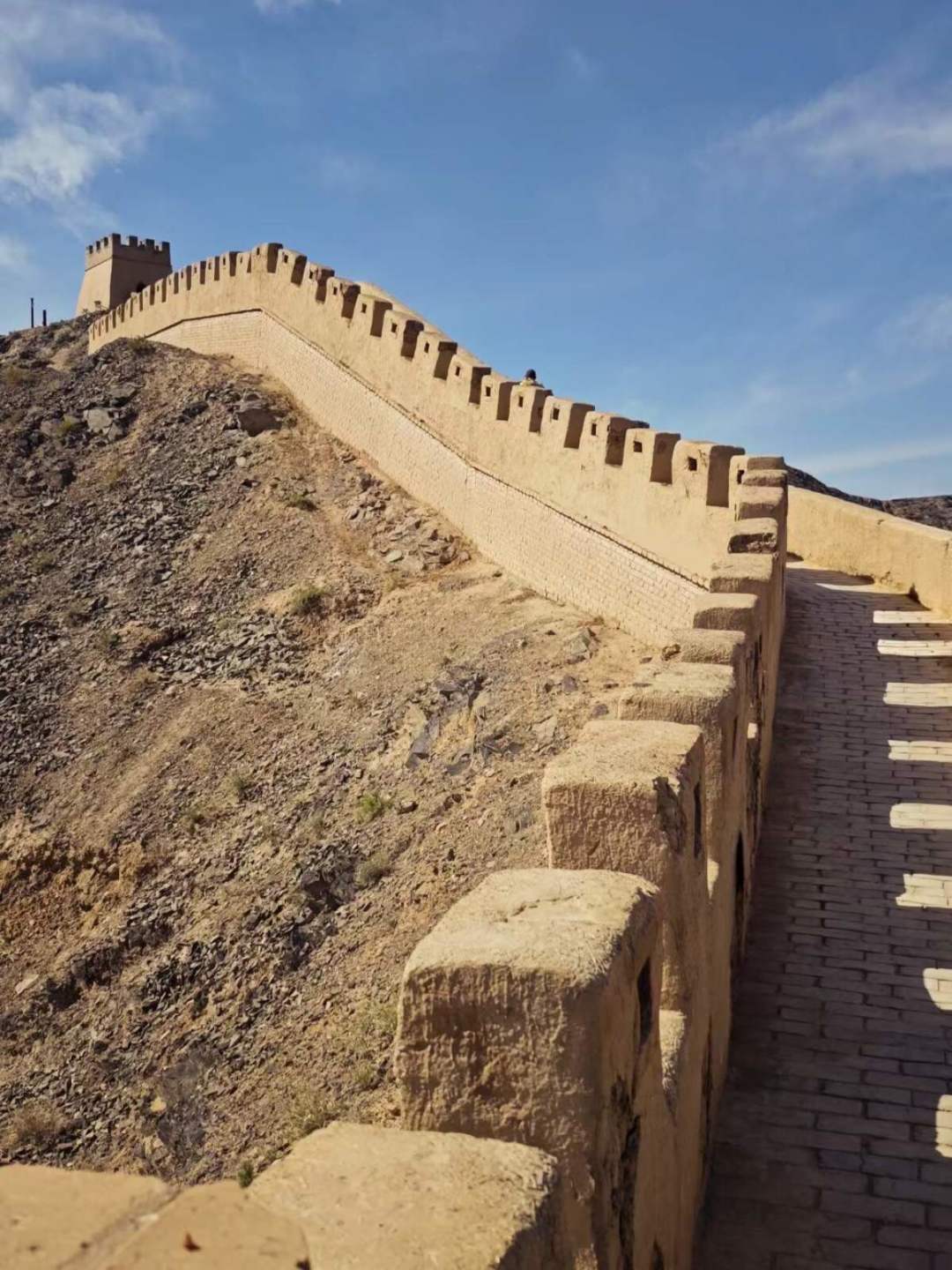 嘉峪关下了一场2026年的头场雪,顺带把长城旁边那个