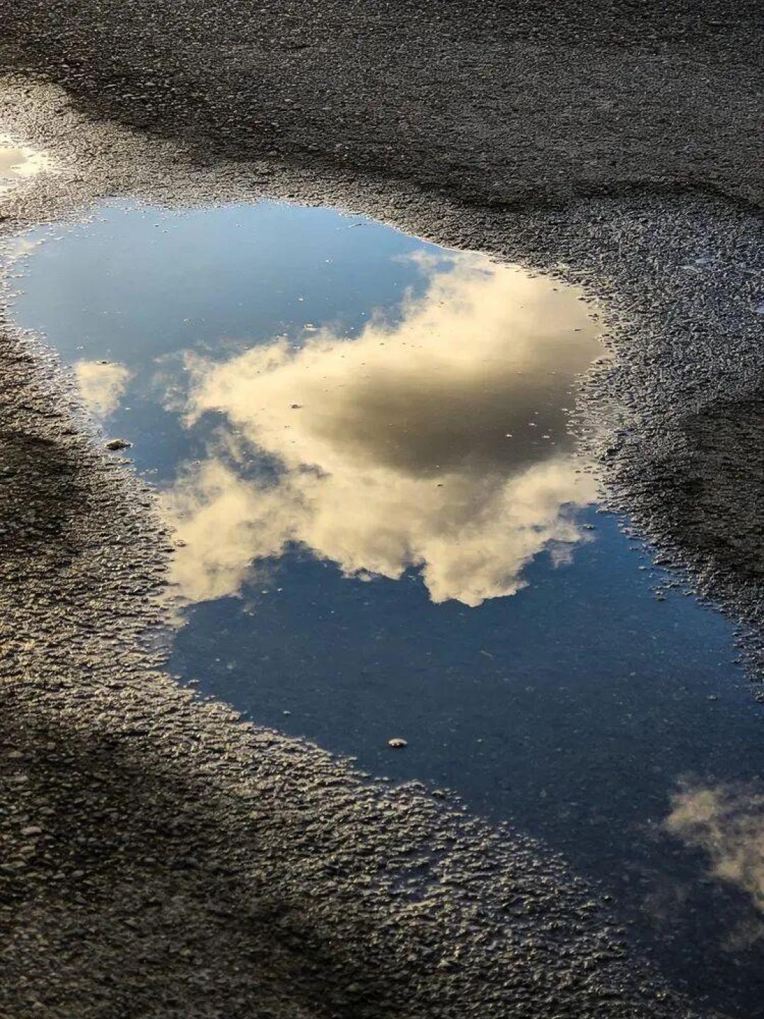 红裙奶奶穿过那束光时,你还在低头拧参数:街拍拼的是不用脑的设置