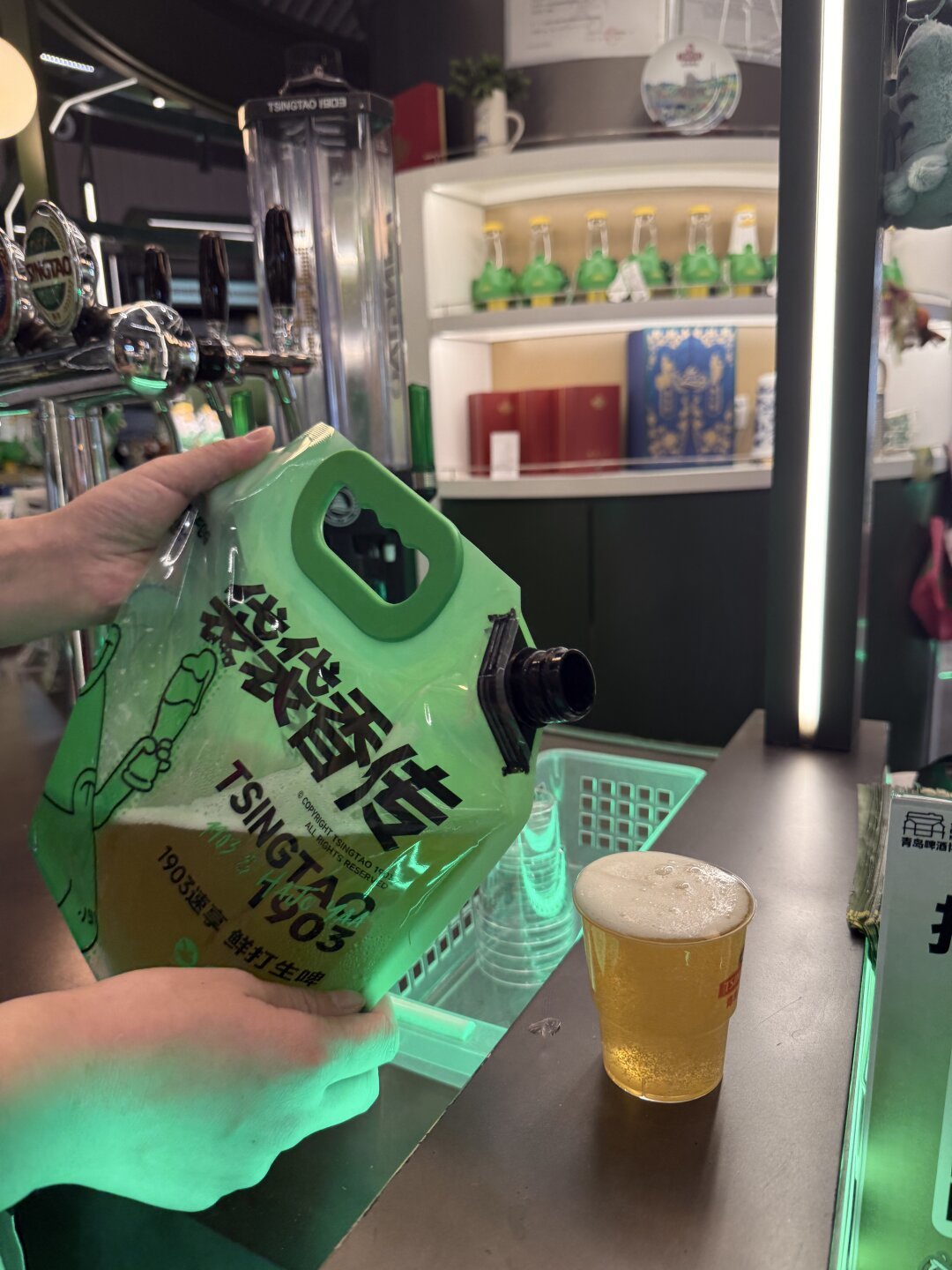 青岛胶东机场那杯免费原浆只剩一个点位了：到达口别再指望，登机前这150ml怎么领一次说清