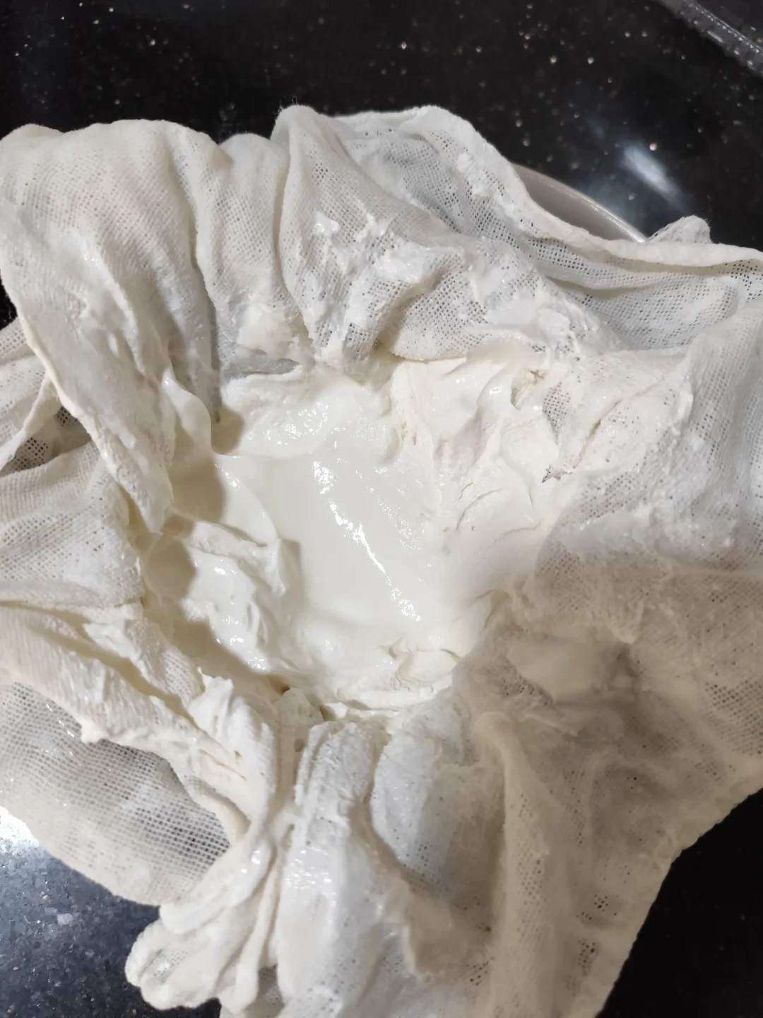 牛奶降价的年份，自制酸奶到底赢没赢？我把四个平台的成本账算完：盈亏全看奶价