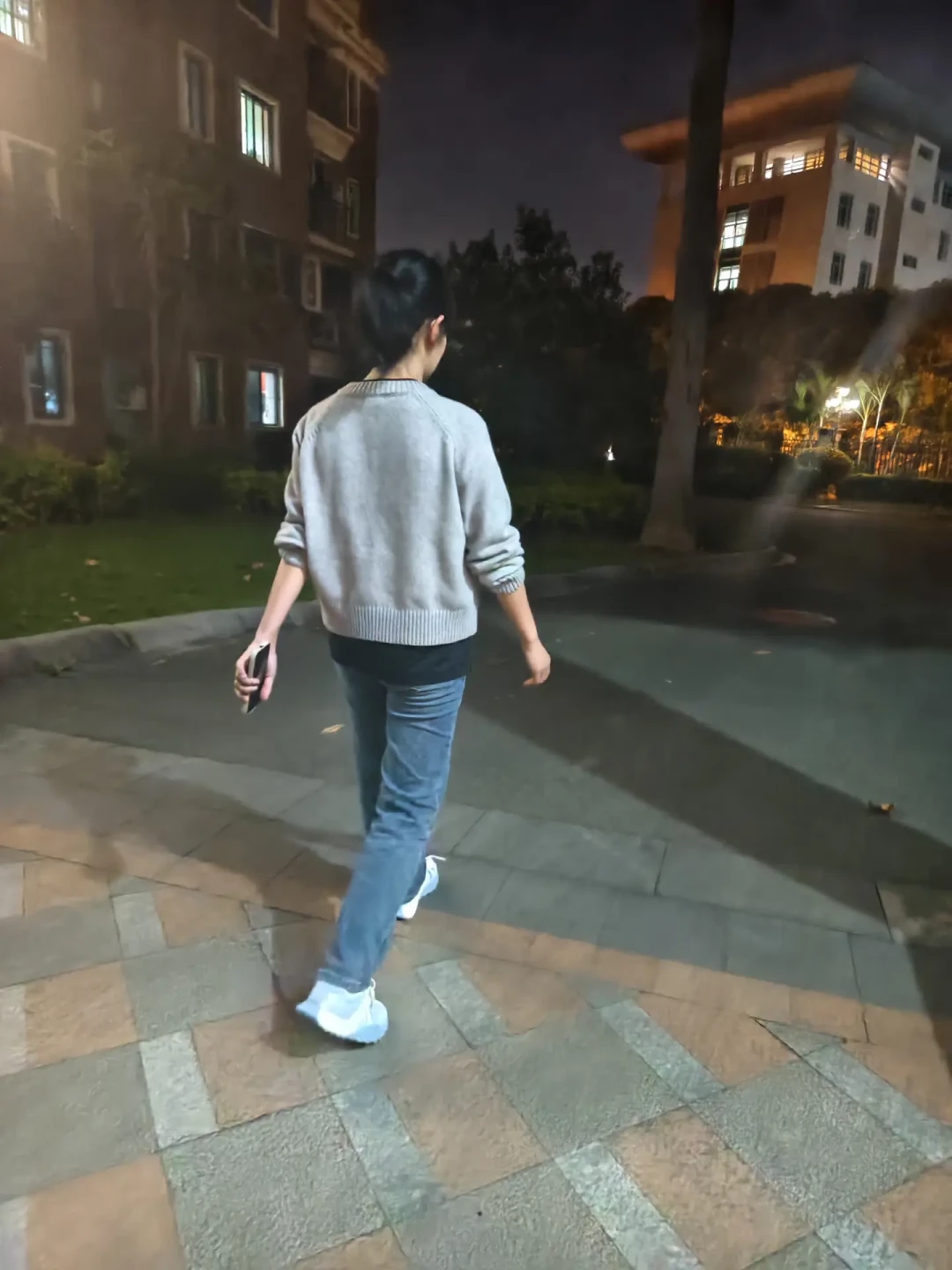 出差训练一断就怕白练?掉的是水和糖原,不是肌肉:在路上不求进步求别断链,房间20分钟就能保住