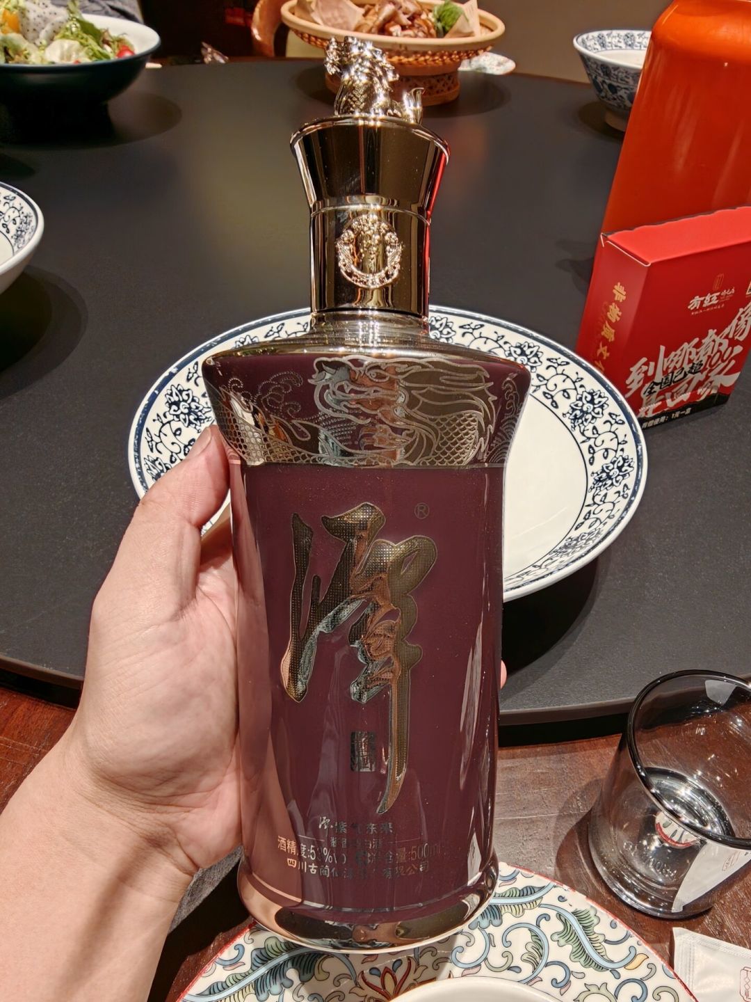 一瓶潭酒两个价:旗舰店的标价和酒商的斤价,差的到底是哪一段?
