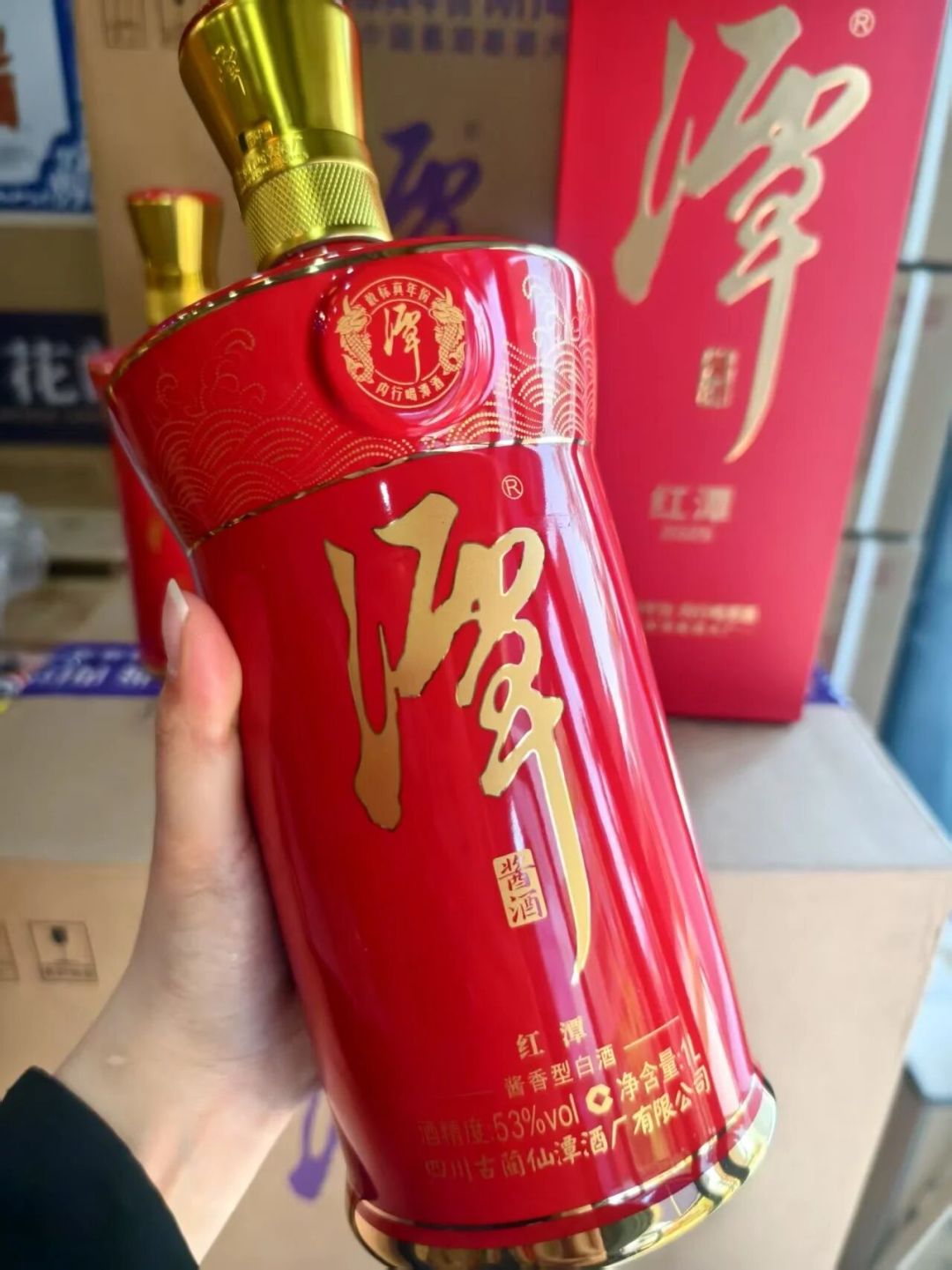 一瓶潭酒两个价:旗舰店的标价和酒商的斤价,差的到底是哪一段?