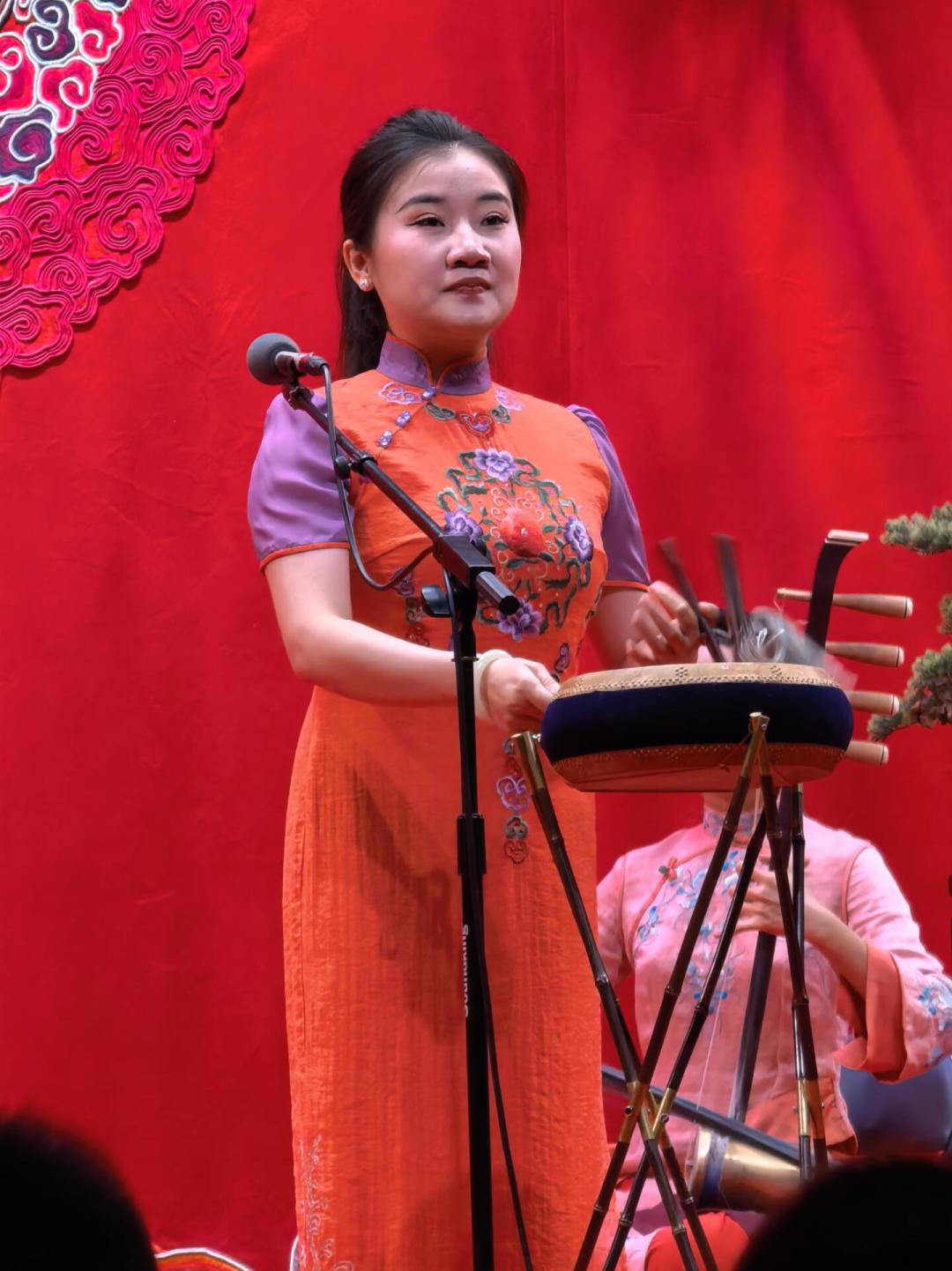 德云鼓曲社业务场京韵大鼓演员击鼓演唱与身后乐队