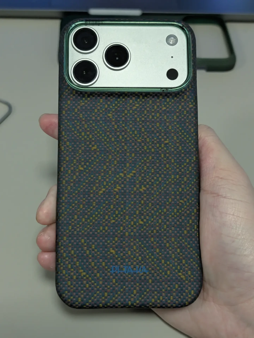 镜头框换材料、掉漆争议、拆框教程：PITAKA 的 iPhone 18 这一代，社区算的是三笔账