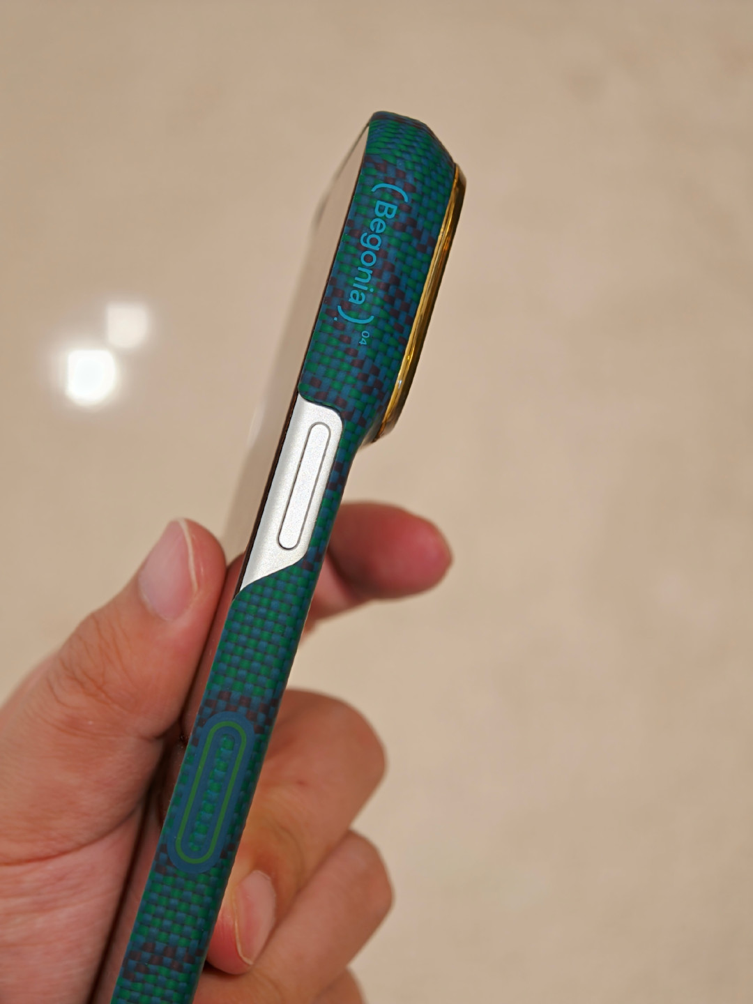 镜头框换材料、掉漆争议、拆框教程：PITAKA 的 iPhone 18 这一代，社区算的是三笔账