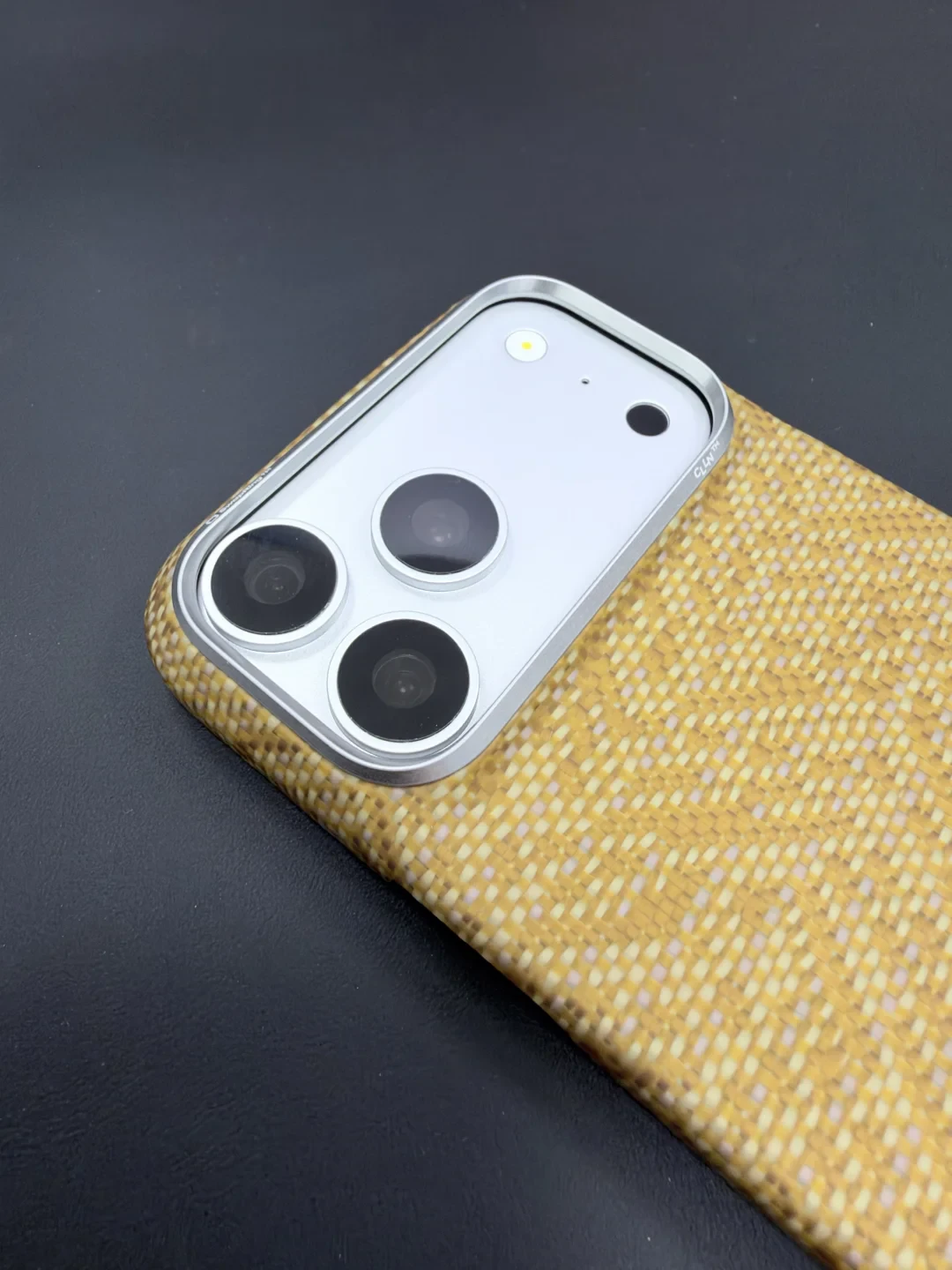 镜头框换材料、掉漆争议、拆框教程：PITAKA 的 iPhone 18 这一代，社区算的是三笔账