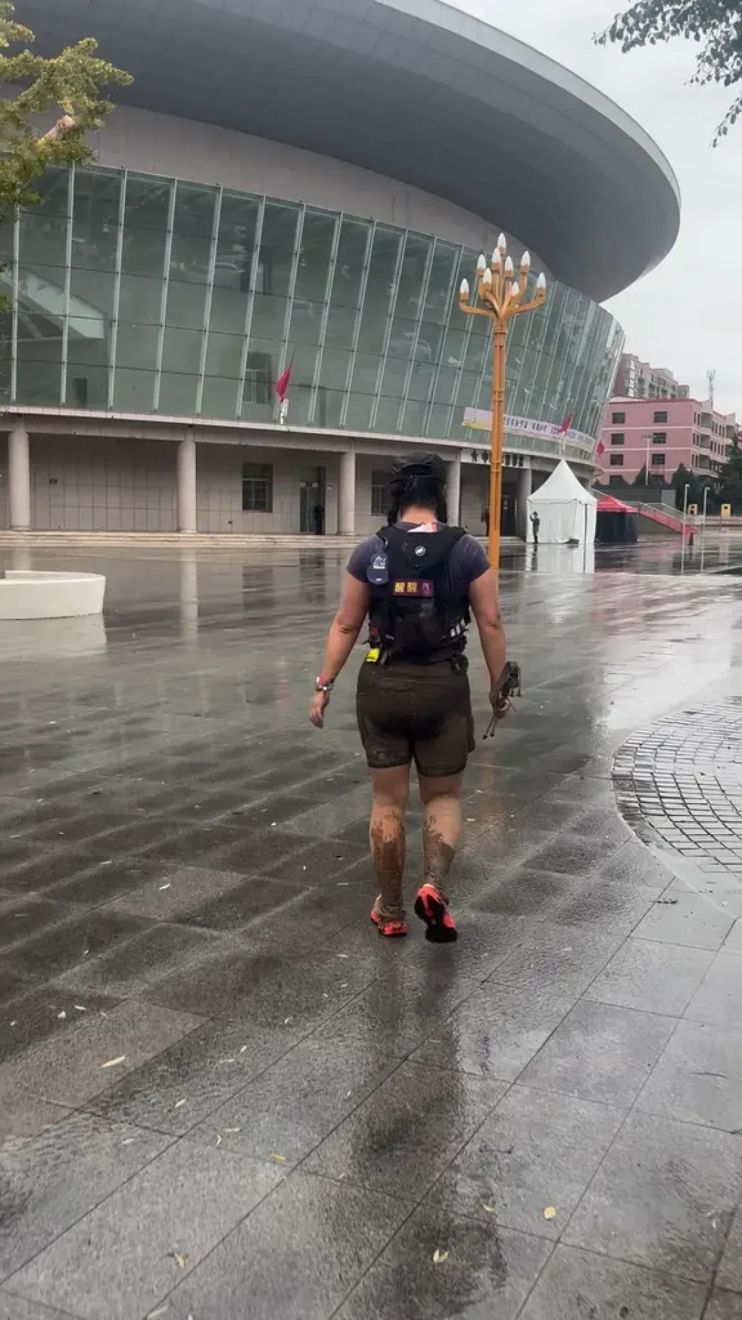 云丘山熔断夜,满屏泥腿子战报:双11第一件跑山装备,先别急着看防水指数