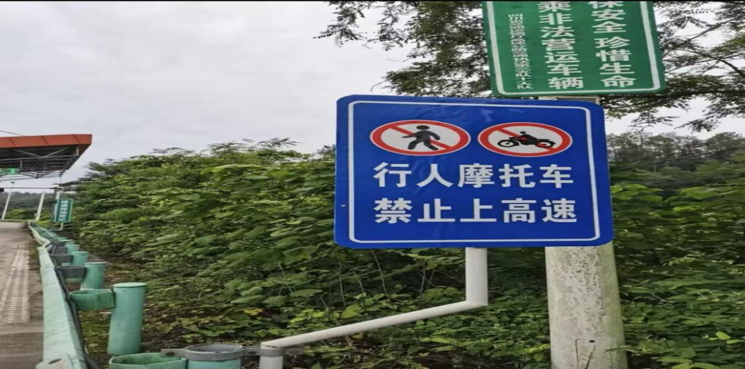 有的站查行驶证,有的站刷身份证,有的站直接不卖:摩托车油箱上压着三层规矩