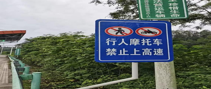 有的站查行驶证，有的站刷身份证，有的站直接不卖：摩托车油箱上压着三层规矩