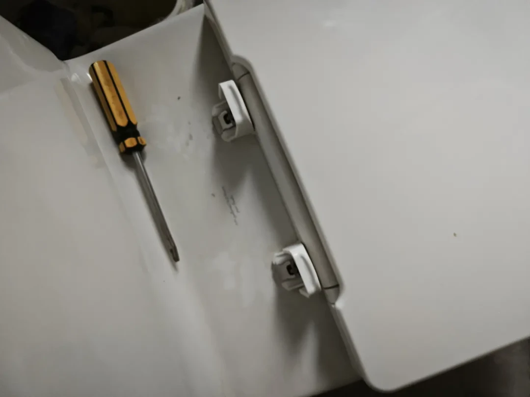 装智能马桶盖,第一道坎可能真不是价格,是旧盖上那两颗锈死的螺丝