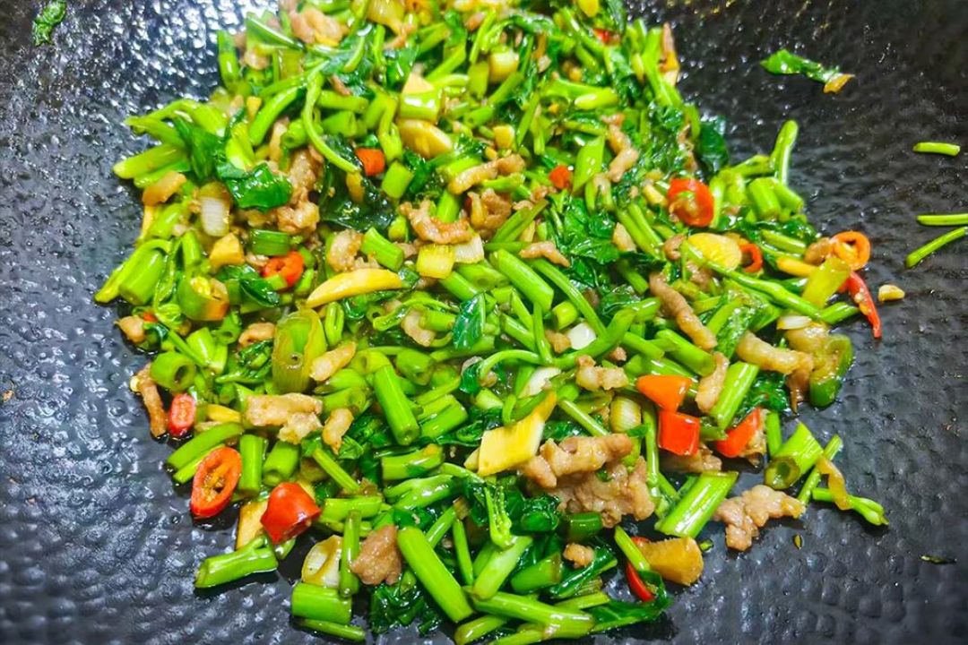 炒青菜总出一锅汤?问题不在菜谱,在家也能炒出锅气