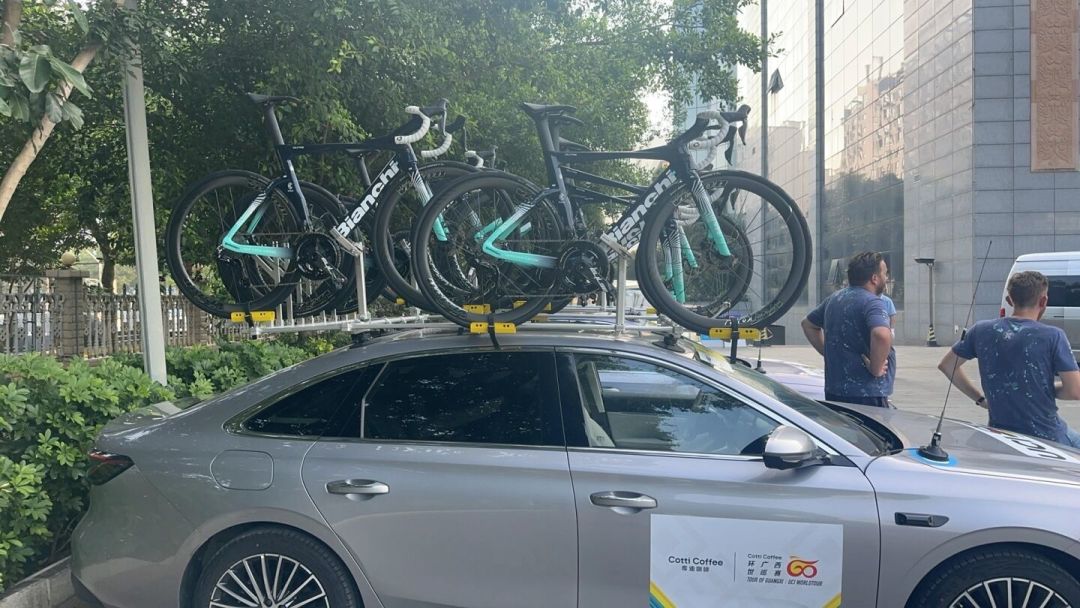 环广西人人都在拍那台蓝色禧玛诺后援车:车里到底有什么、值多少钱,为什么它偏偏装